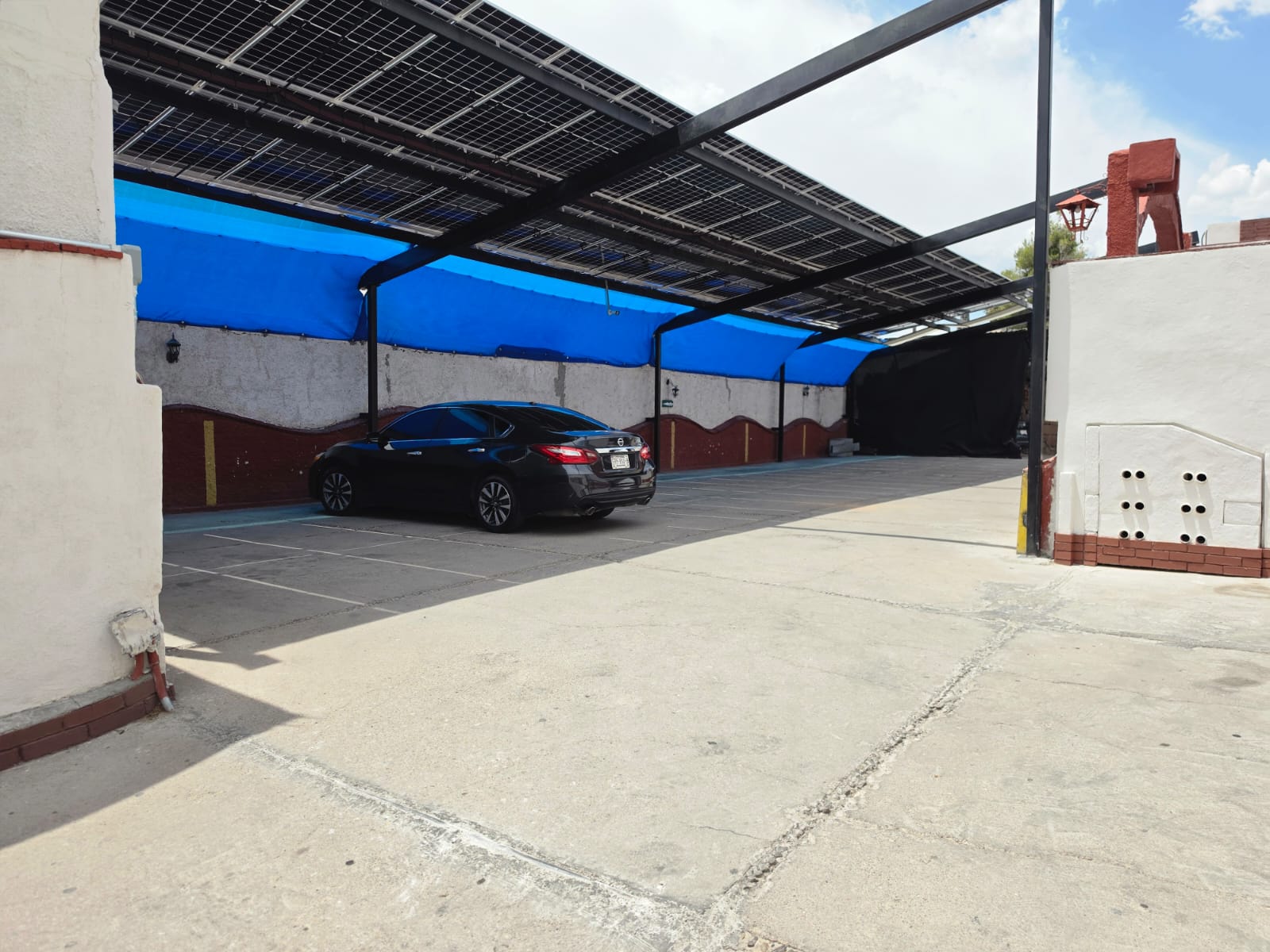 Paneles solares fotovoltaicos instalados sobre el estacionamiento